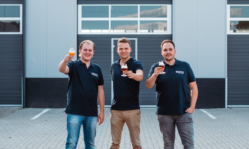 Drie mannen met bier in de hand van de Bier Internationaal webshop